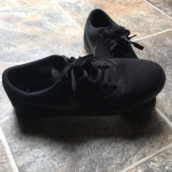 Nike Other - Men’s all black Nike shoes size 11